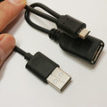 microUSBをアダプター本体に装着して本体を給電。USB-Aメス端子にUSBキーボードやマウスをつなげる