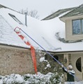 「AVALANCHE(アバランチ)」の作業イメージ。下から上にスライドさせることで雪をそぎ落としていく（画像はプレスリリースより）