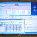 ソフトウェアの画面、左下手前に見えているのがブレードの制御用のソフトウェア「Systemwalker Resource Coordinator Virtual server Edition」、上がストレージ制御ソフトウェア「ETERNUS SF Storage Cruiser」、右下に見えているのが「Systemwalker Operation Manager」