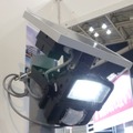 オプテックスのブースに展示されていたセンサ調光型ソーラーLED照明「LC-1000SC90DCSOL（BL）」（撮影：防犯システム取材班）