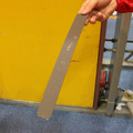 「アケルくん」は表面にスベリ材をコーティングした薄い樹脂製プレート。既存のドアに取り付けるだけで震災時の避難経路を確保できる（撮影：防犯システム取材班）