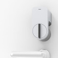 「Qrio Smart Lock」はドアのサムターンに設置し、スマートフォンで鍵の開閉ができるようにするデバイス。合鍵の作製や鍵の受け渡しなしで権限を一時的にシェアすることで鍵管理の効率化が可能だ（画像はプレスリリースより）