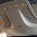 前席には左右2つのマイクを組み込み、運連席/助手席からの声を常に拾えるよう基本はON状態となっている