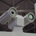 より一般的な長距離監視用サーマルカメラとして展示されていた「PT-602CZ」も冷却式検出器を搭載し、非冷却式の約2倍の検出距離を可能としている。4～5Km程度離れた距離の人物も検知することが可能だ（撮影：防犯システム取材班）