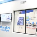 同社ブースでは、家を模した展示で「ムサシガードアイズ」の実演が行われていた（撮影：防犯システム取材班）