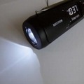 本体にはLEDを搭載しており、災害時には非常用照明として使うことができる。単三形乾電池8本での待機時間は最大72時間となっている（画像はプレスリリースより）