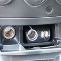 写真4：灰皿を抜いたところにUSB充電ボックスを埋め込んだ。電源は裏で直接配線している