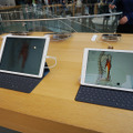 右が新しい9.7インチのiPad Pro。12.9インチのモデルと並んで展示されている