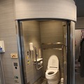 1号車には多目的トイレと男性用トイレが設置された。写真は多目的トイレ。