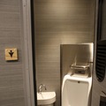 1号車には多目的トイレと男性用トイレが設置された。写真は男性用トイレ。