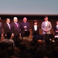 向かって左から王委員、宮田委員長、森会長、野老さん、最終選考案の作者3人　＜撮影　高木啓＞