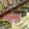 祇園小石の飴。季節限定の桜フレーバーも