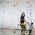 西尾美也氏の作品イメージ 《ボタン／雨》2011 年 撮影：下道基行