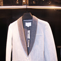 ハリ感のあるグレーのジャケットは伊勢丹新宿店限定販売