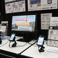 3台のアプリをインストールしたスマホを、Wi-Fi Direct機能を利用して自動で接続。メッセージをリレーしていく仕組み（撮影：防犯システム取材班）