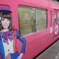 ピンク色の車体をきゃりーぱみゅぱみゅさんの写真や「KPP TRAIN」のロゴなどで装飾している。