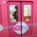 ピンク色の車体をきゃりーぱみゅぱみゅさんの写真や「KPP TRAIN」のロゴなどで装飾している。