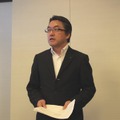 報道陣に向けて説明する日本信号のスマートセキュリティ営業部の菊池課長。今回の実証実験は顔認証と組み合わせ、より実運用に近い検証となっているとのこと（撮影：防犯システム取材班）