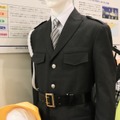 明るい場所で見たリフレクションユニフォーム「NIGHT PLUS」（ナイトプラス）は、一般的な制服と見た目は何ら変わりないが…（撮影：防犯システム取材班）