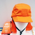 頭部にプロテクターが入っている「IZANO CAP」。ヘルメットと防災頭巾のいいとこ取りをコンセプトにした製品で、折りたたむとかなりコンパクトになる（撮影：防犯システム取材班）