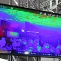 「SKYSCOUTER IR」で通して見ることができるサーモグラフィ映像。同社のプレゼンテーションでは、同製品を装着したコンパニオンの視点による映像が公開された（撮影：防犯システム取材班）