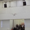 恵比寿にあるバンタン校舎内の練習場。発表会ではDJI Phantomの飛行やInspire1も置かれていた。授業では鋭敏な操縦技術や飛行サイズの面から、一回り小さなトイドローンも使用される（撮影：防犯システム取材班）