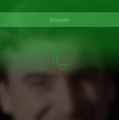 着信に受ける際には画面を掴んで下に向かってスワイプすると「Answer」の文字が表示され、カーソルを合わせ込むと応答できる、ちょっと変わった操作方法を採用している