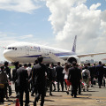 8月24日午前、羽田空港に到着したリオ発チャーター機