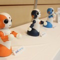 コミュニケーションロボット「Sota」。ネイビーブルー、オレンジ、ライトブルーの3色で展開する