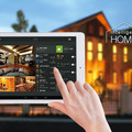 「インテリジェントホーム」はイッツコムが提供するホーム・コントロールサービス。外出先からスマホやタブレットで住宅に設置したIPカメラ等の各種デバイスをコントロールできる（画像はプレスリリースより）