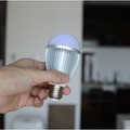 LED電球はE26 60Wに相当。電球の中にWifiモジュールなど見守りに必要なセンサーが組み込まれている（画像はプレスリリースより）