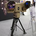 フリアーシステムズジャパンの長距離監視・国境/沿岸用赤外線サーマルカメラ「FLIR HDC」。人は18km先まで、車なら22km先までとらえられるハイセキュリティ向け製品（撮影：防犯システム取材班）