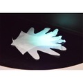 「プラネタスMEグローブ」は「UV光を当てると光る」という独特の方法で異物混入を防ぐ食品工場用手袋（撮影：防犯システム取材班）