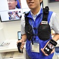 警備員はウェアラブルカメラや送信機が組み込まれたベストを着用するだけなので、警備・救急などの現場業務を阻害しない点もメリットの一つ（撮影：防犯システム取材班）