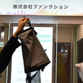 干す時にもバッグを活用することで、周囲に見られずに下着を干すことができる（撮影：防犯システム取材班）