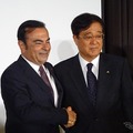 日産自動車のカルロス・ゴーン社長と三菱自動車工業の益子修会長（12日）