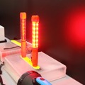 煙が出ず、何度でも使うことができるLED発煙筒「ピカッ太」。複数を組み合わせて使うことで、より高い視認性を発揮し、警告灯や誘導灯としても運用できる（撮影：防犯システム取材班）