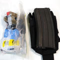 右が弾倉及びケース。左がTIFAK（Thin Individual First Aid Kitの略称）。TIFAKの大きさは弾倉サイズで、制服やスーツ着用時でも携行可能なサイズだといえる（撮影：防犯システム取材班）
