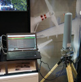 「R&S ARDRONIS ドローン自動検出ソリューション」は、独でも今年夏に稼働を開始したもので、日本国内では初公開となる。ソリューションは、小型のアンテナユニット、レシーバー、データベース及び操作用ソフトウェアで構成されている（撮影：防犯システム取材班）