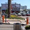 イスラエルのショッピングセンターの駐車場の入口に設置された防爆ゴミ箱（画像提供：シー・ティ・マシン）