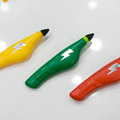 インクが詰まったペンの腹を押すと、ペン先から少しずつ粘度の高い特殊なインクが出てくる。会場には3種類が展示されていたが、今後も新しい色が登場予定。