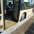 「正着性向上」とは、バス停車時に縁石とタイヤを接触させることにより乗降口と停留所の隙間を小さくすること。バリアフリーの一環として欧州などの一部では既に導入されている（画像はプレスリリースより）