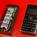 　携帯電話のストラップになる重さ30gで大きさはペパーミント菓子「フリスク」のケースとほぼ同等のPHS」。「WIRELESS JAPAN 2008」のエイビットブースでは、超小型のPHS「ストラップフォン」を展示している。製品化の時期は未定だ。