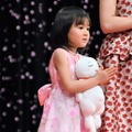 川本家の猫・シロちゃんのぬいぐるみを抱いて登壇した新津ちせ