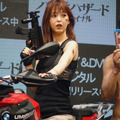 藤田ニコルが「ワイルドにこるん」に！バイクでモデル貫録の決めポーズ