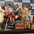 藤田ニコルが「ワイルドにこるん」に！バイクでモデル貫録の決めポーズ