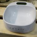 グラム表示もしてくれるペット用食器「PETKIT」がデモ中