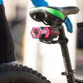 自転車のウィンカーからカメラまで複数機能搭載！スマホアプリ連動の「Hexagon」登場