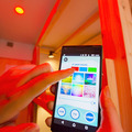 ホテル内のIoT機器はスマートフォンのアプリで使用できる。1つのアプリで操作できる独自の「＆IoTアプリ」を開発。部屋の照明も1600万色以上で調光できる