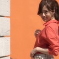 乃木坂46・白石麻衣が夏服姿でリラックスした表情披露